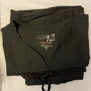 Black Grey’s Anatomy Scrubs (top:LARGE Bottom:MEDIUM TALL)